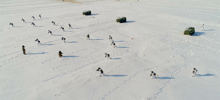 航拍-33℃特战女兵驾“山猫”碾冰破雪 太炫酷