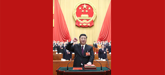 新当选的国家主席、中央军委主席习近平进行宪法宣誓