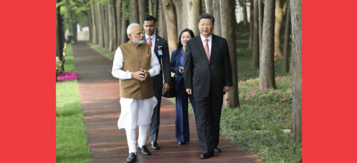 习近平同印度总理莫迪散步交谈