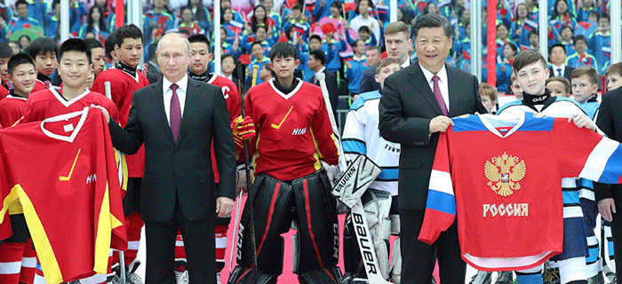 习近平同俄罗斯总统在天津共同观看中俄青少年冰球友谊赛