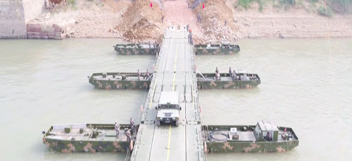 步战车还能横渡长江？ 有了“浮桥”就是这么炫酷