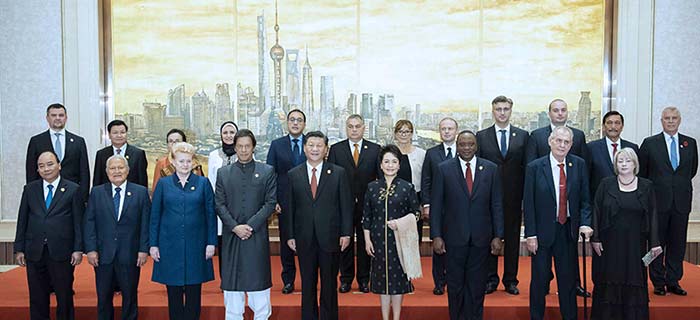 习近平和彭丽媛欢迎出席首届中国国际进口博览会的各国贵宾