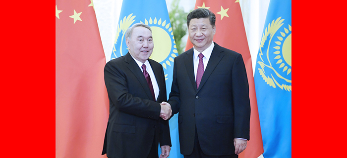 习近平会见哈萨克斯坦首任总统