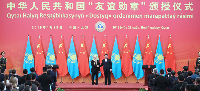 习近平为哈萨克斯坦首任总统举行“友谊勋章”颁授仪式