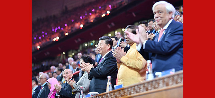 习近平和彭丽媛同出席亚洲文明对话大会的外方领导人夫妇共同出席亚洲文化嘉年华活动<BR>
