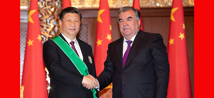 习近平出席仪式 接受塔吉克斯坦总统授予“王冠勋章”