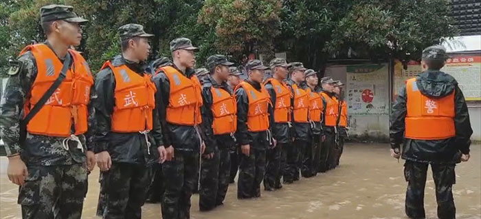 江西：多地发生洪水险情 武警官兵紧急救援