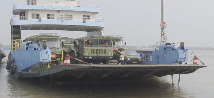 前行受阻 后有“敌”军 运输车巧妙“坐船”过长江！