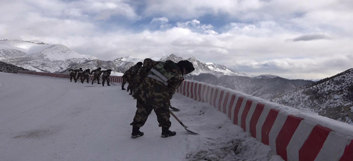 -20℃雪山高原 5小时抢修 护路官兵上演“紧急救援”
