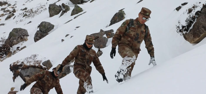 两名女兵主动请缨 “封山期”登上海拔4500米哨所