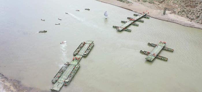 看中国军人速度！40分钟架起180米重型浮桥