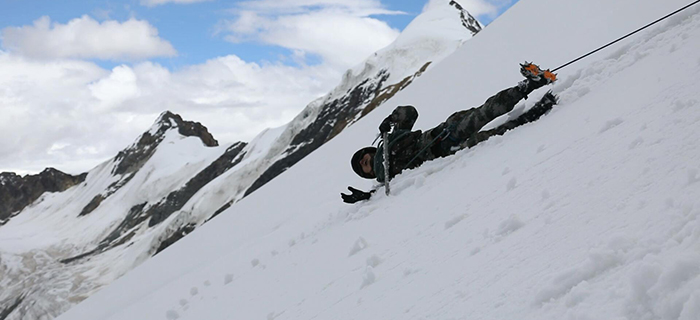  惊险！海拔6000米冰壁攀爬 侦察兵滚下雪坡