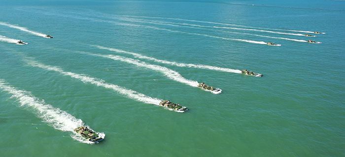 霸气丨两栖侦察车首次海上发射无人机