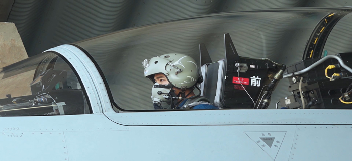 歼-10首次公开亮相军队院校，首批飞行学员开飞！