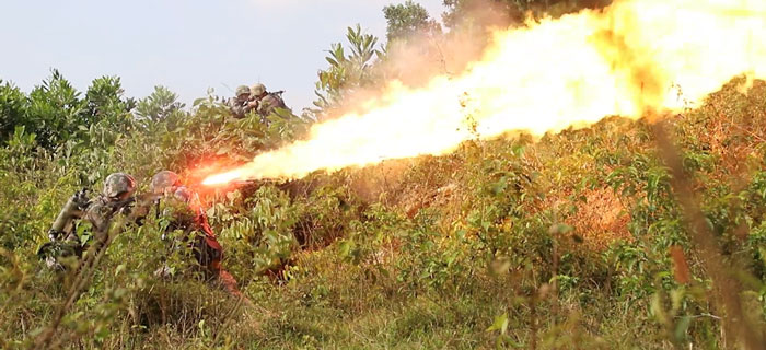 与火共舞 喷火兵实喷演练锤炼过硬本领