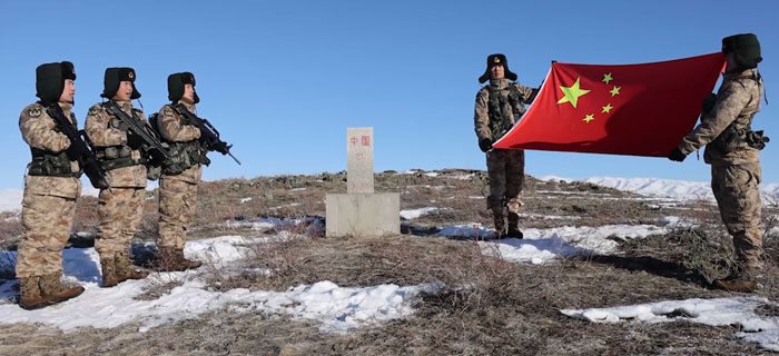 翻山越岭！边防官兵踏雪巡逻在祖国的边境线上