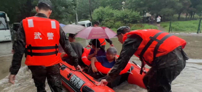 北京连续强降雨 2000余名武警官兵抢险救灾  