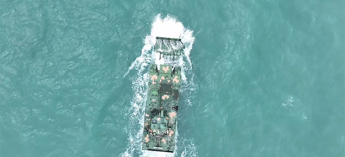 踏浪开火！两栖装甲海上实弹考核