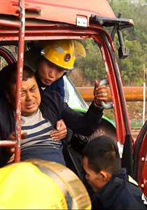河南鹤壁突发车祸，消防员成功救出被困者。