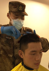 湖北省军区“托尼”老师出动 为医护人员换造型