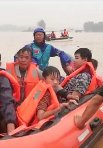 河南新乡：5000名群众被洪水围困，武警官兵紧急救援