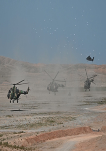 千里机动！陆航作战群抵达演习地域“参战”！