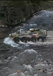 飒，“00后”女司机驾驶着装甲突击车来了！