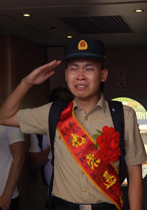 不舍！退伍老兵泪别战友