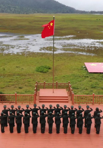 西藏林芝：退伍女兵把最后的军礼留在边防线上……