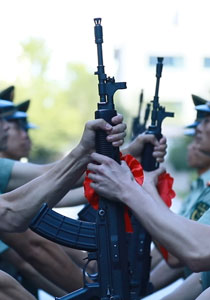 陪伴八年的武器，现交付与你……