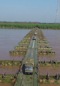 28分钟，千米浮桥横跨长江！