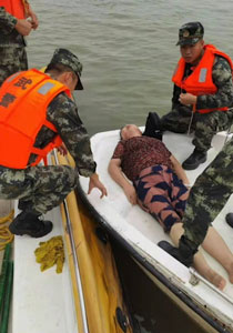 老人不慎落水 武警官兵紧急救援