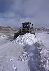 零下35℃！新疆军区某工兵团紧急抢通积雪道路