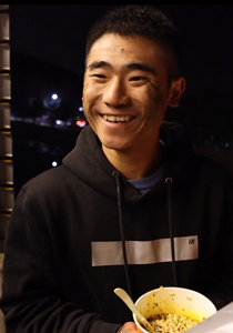 现役军人探亲回乡遇山火：军人在需要的时候就要上