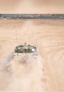 新型步战车显真功，500米行进间高精度命中！
