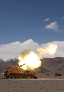 尘土飞扬 近距离感受火炮的威力