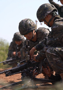 沉浸式感受重机枪实弹射击