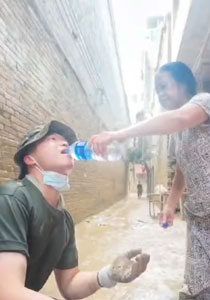 你不用脱手套，我喂你喝！