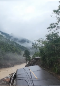 湖南常德 武警紧急抢修受阻道路
