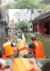 广西贵港多地受灾 武警官兵紧急驰援