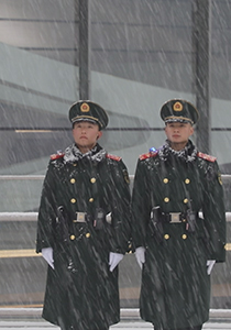 北京大兴国际机场武警战士风雪中执勤 - 八一电视·军