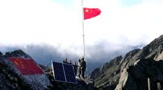 致敬！他们在海拔4655米的“云中哨所”让国旗高高飘扬