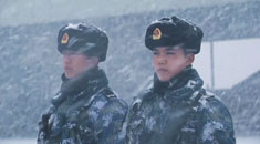 雪虐风饕，看着都冷！海军航空兵战士如风雪劲松