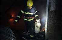 惊险！平房凌晨起火 消防员火中取出4个液化气罐
