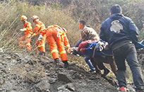 电动车坠入百米山崖 警民合力营救3名被困者