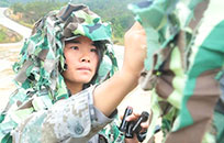 超酷！驻香港部队女狙击手600米射穿汽车靶