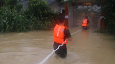 四川：洪水涌入村镇 武警官兵紧急转移被困群众