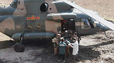 西藏军区紧急出动直升机救援“孤岛”藏族群众