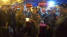 中国蓝盔大秀中华美食 黎巴嫩居民：我很喜欢！