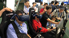 中国航展丨体验VR直升机训练器 观众直呼“想上天”